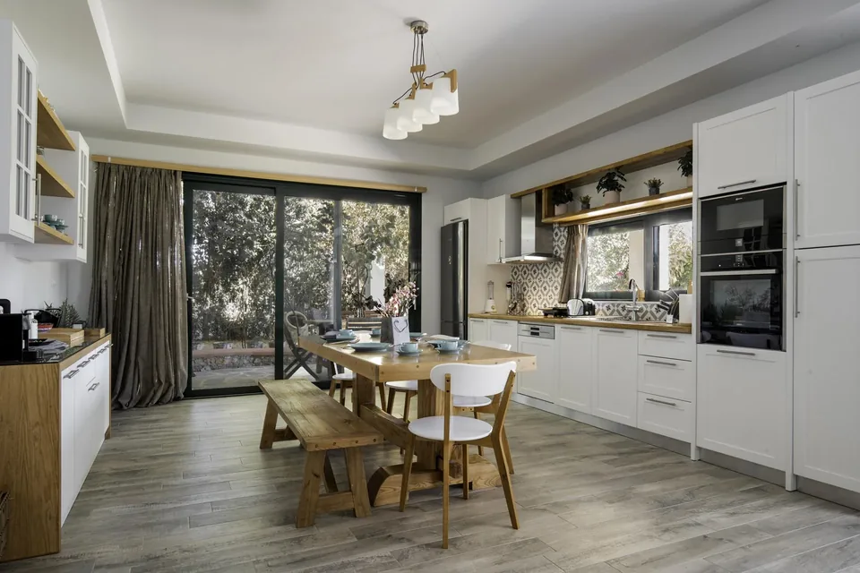 Aitheria Bright Kitchen and Dining