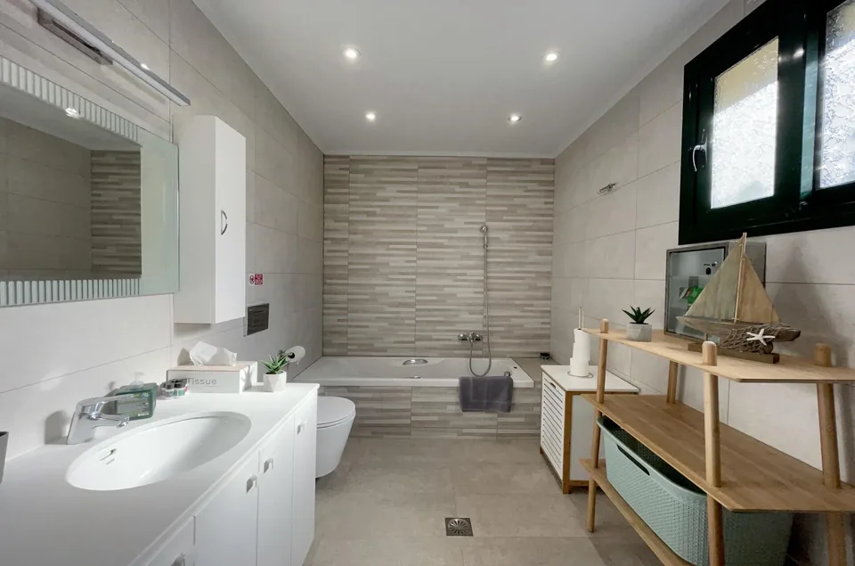 Aitheria Spacious Modern Bathroom