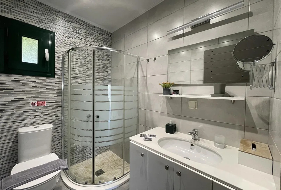Aitheria Bathtub and Shower
