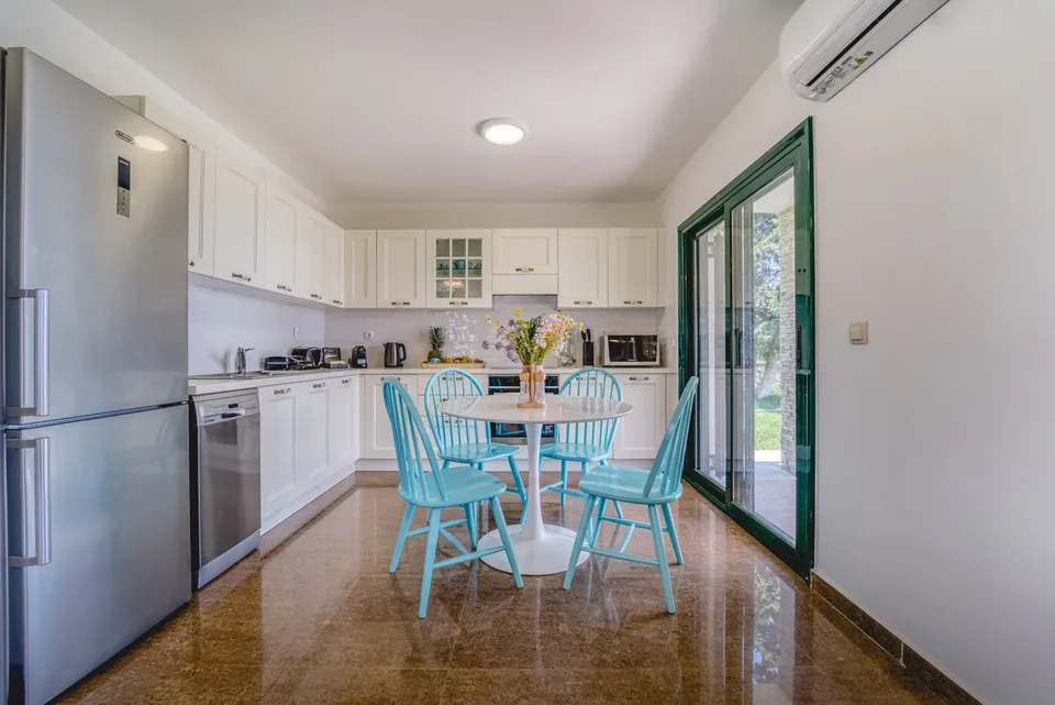 Amalthia Kitchen Breakfast Table